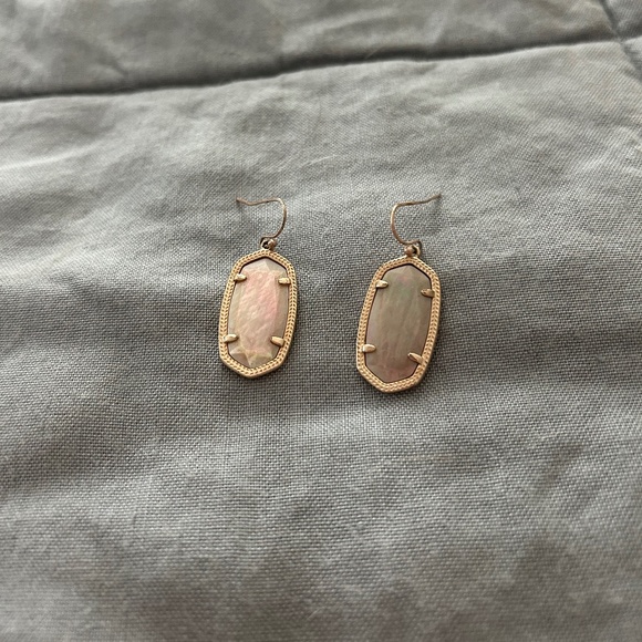 Kendra Scott Lee earrings gold with peach pink abalone - Picture 1 of 1